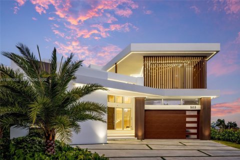 House in Hallandale Beach, Florida 7 bedrooms, 673.54 sq.m. № 2052183 - photo 15