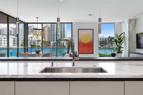 House in Hallandale Beach, Florida 7 bedrooms, 673.54 sq.m. № 2052183 - photo 29