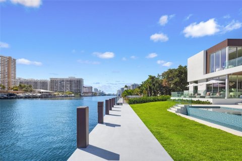 House in Hallandale Beach, Florida 7 bedrooms, 673.54 sq.m. № 2052183 - photo 4