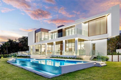 House in Hallandale Beach, Florida 7 bedrooms, 673.54 sq.m. № 2052183 - photo 2