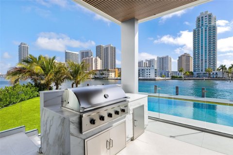 House in Hallandale Beach, Florida 7 bedrooms, 673.54 sq.m. № 2052183 - photo 12