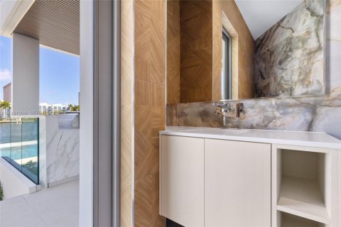 House in Hallandale Beach, Florida 7 bedrooms, 673.54 sq.m. № 2052183 - photo 13