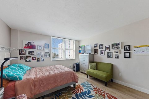 Condo in Bay Harbor Islands, Florida, 1 bedroom  № 1863185 - photo 12