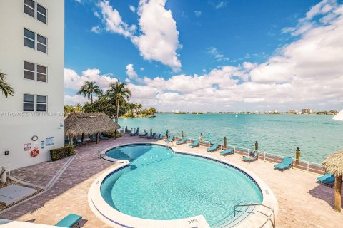 Condo in Bay Harbor Islands, Florida, 1 bedroom  № 1863185 - photo 18