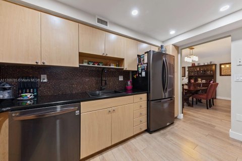 Condo in Bay Harbor Islands, Florida, 1 bedroom  № 1863185 - photo 9