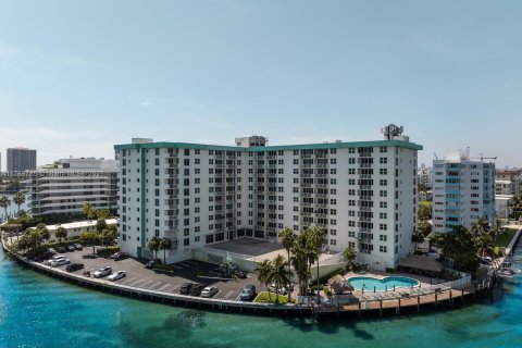 Condo in Bay Harbor Islands, Florida, 1 bedroom  № 1863185 - photo 21