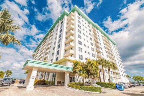 Condo in Bay Harbor Islands, Florida, 1 bedroom  № 1863185 - photo 1