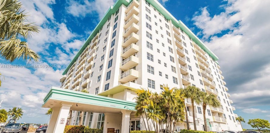 Condo in Bay Harbor Islands, Florida, 1 bedroom № 1863185