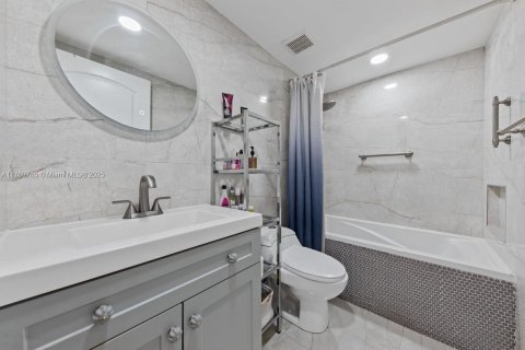 Condo in Bay Harbor Islands, Florida, 1 bedroom  № 1863185 - photo 11