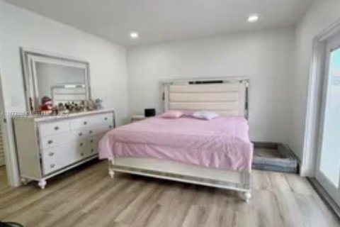 Casa en venta en Miami, Florida, 3 dormitorios, 107.3 m2 № 1921607 - foto 13