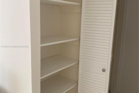 Condo in Sunny Isles Beach, Florida, 1 bedroom  № 1944964 - photo 16