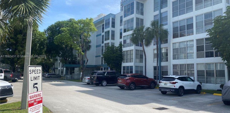 Condo in Sunny Isles Beach, Florida, 1 bedroom № 1944964