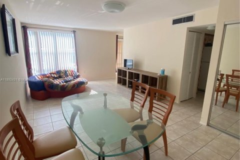 Condo in Sunny Isles Beach, Florida, 1 bedroom  № 1944964 - photo 11