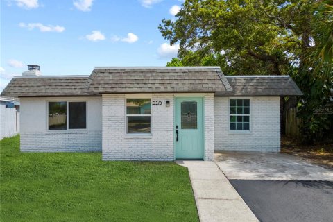 House in Saint Petersburg, Florida 4 bedrooms, 198.63 sq.m. № 1846768 - photo 1