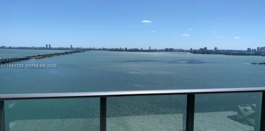 Кондоминиум с 2 спальнями в Майами, Флорида № 2000565