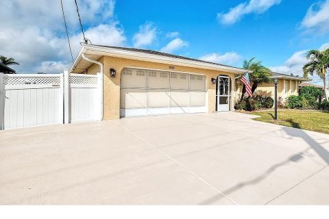 House in Port Charlotte, Florida 3 bedrooms, 174.28 sq.m. № 1853711 - photo 7