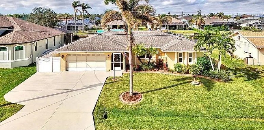 House in Port Charlotte, Florida 3 bedrooms, 174.28 sq.m. № 1853711