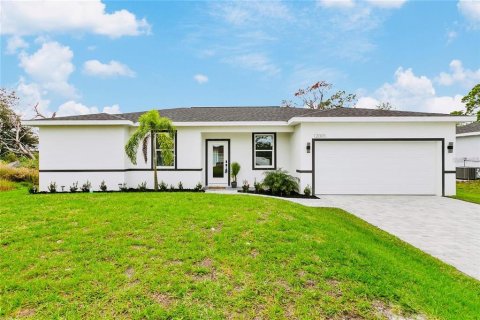 House in Port Charlotte, Florida 4 bedrooms, 151.99 sq.m. № 2219113