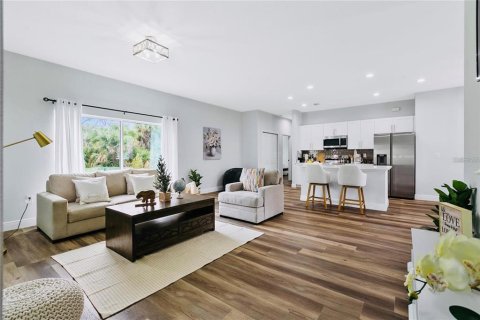 House in Port Charlotte, Florida 4 bedrooms, 151.99 sq.m. № 2219113 - photo 4