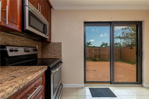 Townhouse in Miami, Florida 2 bedrooms, 95.22 sq.m. № 1748482 - photo 18