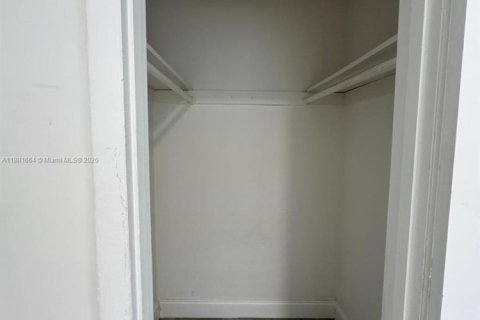 House in Miami, Florida 2 bedrooms, 140.47 sq.m. № 2013345 - photo 7