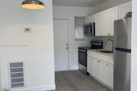 House in Miami, Florida 2 bedrooms, 140.47 sq.m. № 2013345 - photo 9