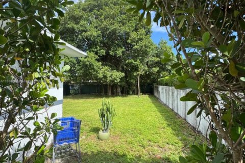 House in Miami, Florida 2 bedrooms, 140.47 sq.m. № 2013345 - photo 13