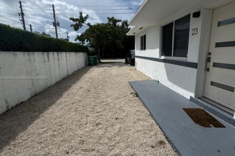 House in Miami, Florida 2 bedrooms, 140.47 sq.m. № 2013345 - photo 12