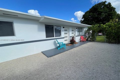 House in Miami, Florida 2 bedrooms, 140.47 sq.m. № 2013345 - photo 2