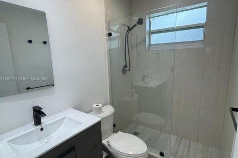 House in Miami, Florida 2 bedrooms, 140.47 sq.m. № 2013345 - photo 6