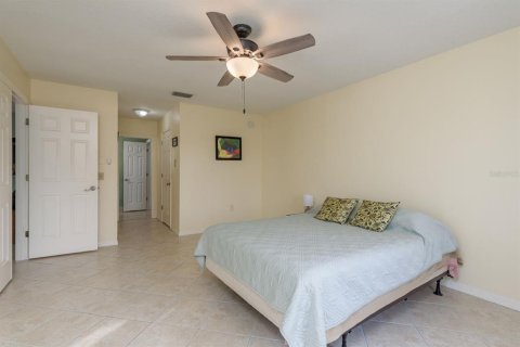 House in New Port Richey, Florida 2 bedrooms, 168.25 sq.m. № 1781003 - photo 21