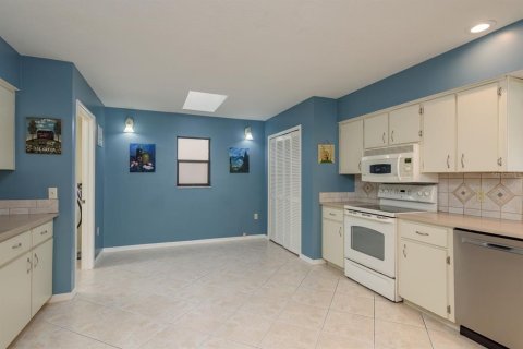 House in New Port Richey, Florida 2 bedrooms, 168.25 sq.m. № 1781003 - photo 16