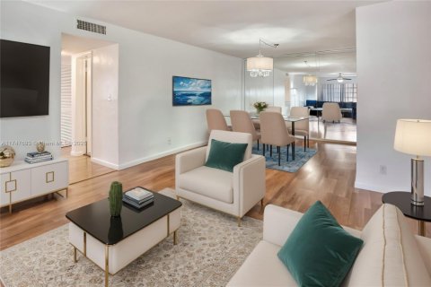 Copropriété à vendre à Hallandale Beach, Floride: 2 chambres, 108.51 m2 № 2014033 - photo 2