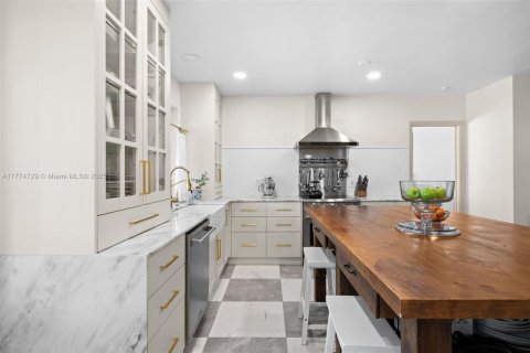 House in Palmetto Bay, Florida 5 bedrooms, 222.59 sq.m. № 2012241 - photo 15