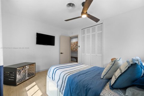 House in Palmetto Bay, Florida 5 bedrooms, 222.59 sq.m. № 2012241 - photo 24