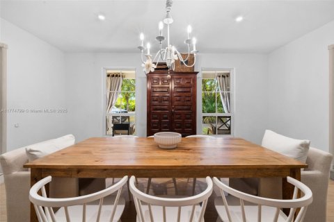 House in Palmetto Bay, Florida 5 bedrooms, 222.59 sq.m. № 2012241 - photo 10