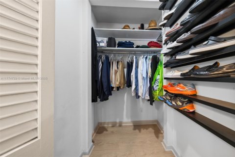 House in Palmetto Bay, Florida 5 bedrooms, 222.59 sq.m. № 2012241 - photo 22