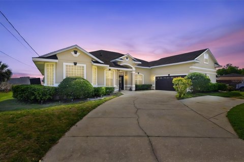 House in Sanford, Florida 5 bedrooms, 311.04 sq.m. № 2112985 - photo 2