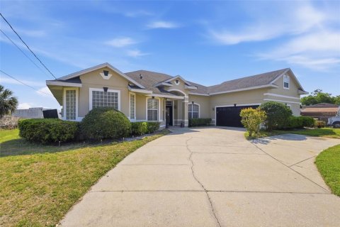 House in Sanford, Florida 5 bedrooms, 311.04 sq.m. № 2112985 - photo 3