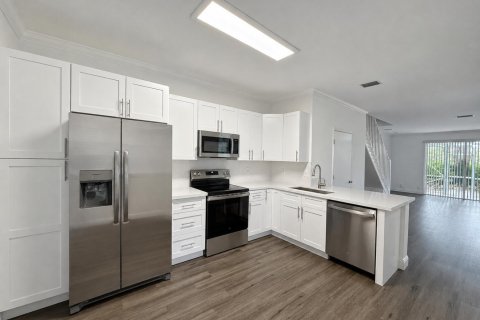 Townhouse in Weston, Florida 4 bedrooms, 160.54 sq.m. № 2282464