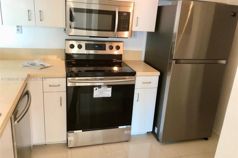 Condo in Miami Beach, Florida, 2 bedrooms  № 2023597 - photo 13