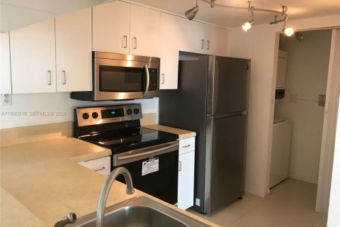 Condo in Miami Beach, Florida, 2 bedrooms  № 2023597 - photo 11