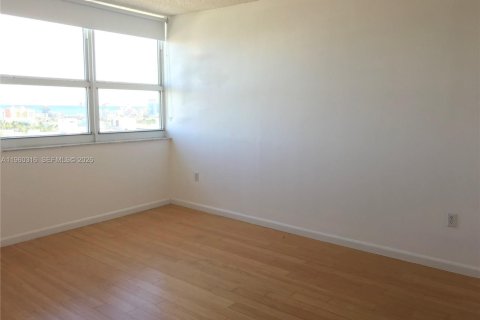 Condo in Miami Beach, Florida, 2 bedrooms  № 2023597 - photo 17
