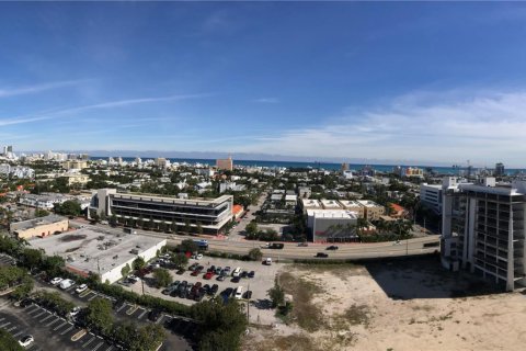 Condo in Miami Beach, Florida, 2 bedrooms  № 2023597 - photo 19