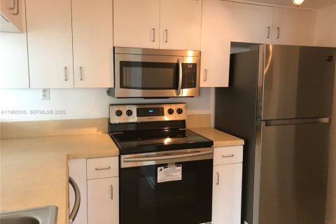 Condo in Miami Beach, Florida, 2 bedrooms  № 2023597 - photo 12
