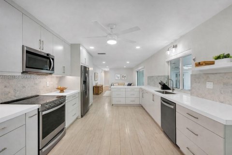 House in Palmetto Bay, Florida 4 bedrooms, 238.02 sq.m. № 2007782 - photo 7