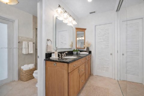 House in Palmetto Bay, Florida 4 bedrooms, 238.02 sq.m. № 2007782 - photo 10