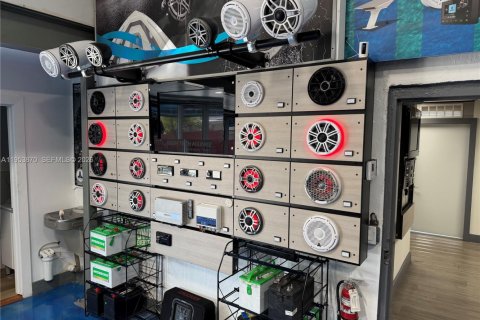 Commercial property in Hialeah, Florida № 2010020 - photo 11