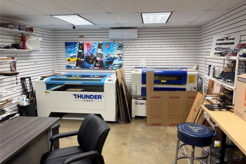 Commercial property in Hialeah, Florida № 2010020 - photo 14