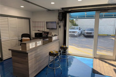 Commercial property in Hialeah, Florida № 2010020 - photo 9